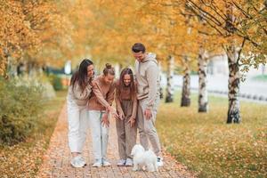 retrato de família feliz de quatro pessoas em dia de outono foto