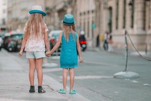 adorável moda meninas ao ar livre na cidade europeia foto