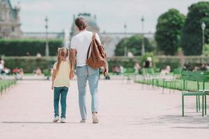 família na cidade europeia, paris, frança. férias de verão francesas, viagens e conceito de pessoas. foto