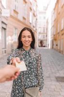 tiro do close up de uma mulher que passa um cartão de crédito do pagamento. foto