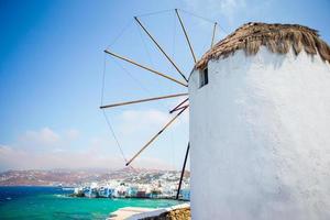 vista famosa dos moinhos de vento gregos tradicionais na ilha de mykonos ao nascer do sol, cyclades, grécia foto