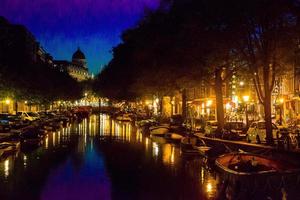 belo canal na cidade velha de amsterdã, holanda, província da holanda do norte. foto