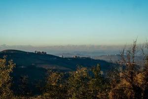 o castelo de castiglione falletto nas colinas de langhe piemontesa, perto de alba com as cores do outono foto