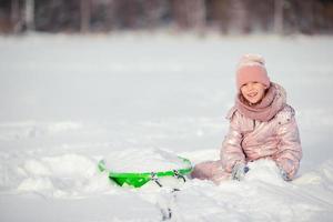 criança esquiando nas montanhas. esporte de inverno para crianças. foto