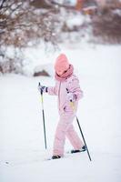 criança esquiando nas montanhas. esporte de inverno para crianças. foto