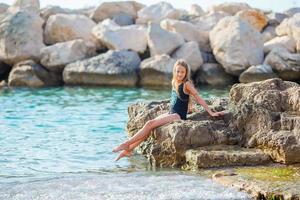 menina bonitinha na praia durante as férias de verão foto