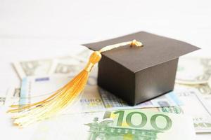 chapéu de lacuna de graduação em dinheiro de notas de euro e dólar americano, taxa de estudo de educação aprendizagem ensinar conceito. foto