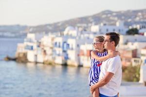 pai e filha fundo pequena veneza em mykonos foto