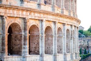 coliseu ou coliseu fundo céu azul em roma foto