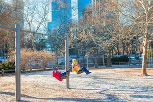 adoráveis meninas se divertindo no central park em nova york foto