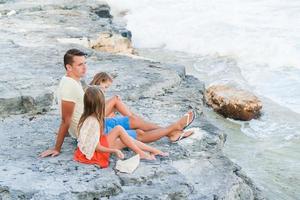 família de pai e filhos aproveita as férias de verão na ilha caribenha. foto