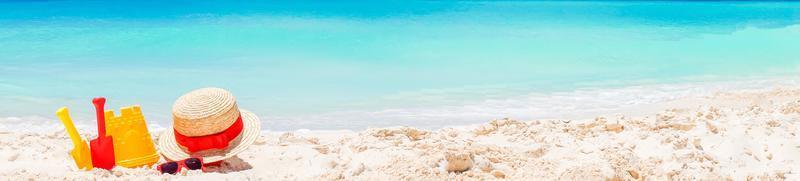 brinquedos de praia infantil na praia de areia branca. panorama da praia branca foto