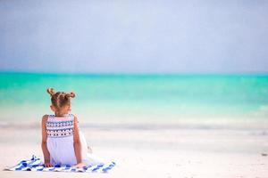 menina adorável na praia durante as férias de verão foto