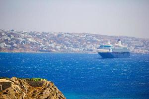 bela paisagem com vista para o mar. cruzeiro no mar perto das ilhas. Ilha de Mykonos, Grécia foto