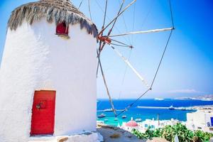 vista famosa dos moinhos de vento gregos tradicionais na ilha de mykonos ao nascer do sol, cyclades, grécia foto