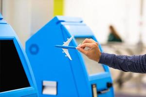 check-in automático em close-up para voo ou compra de passagens aéreas no aeroporto foto