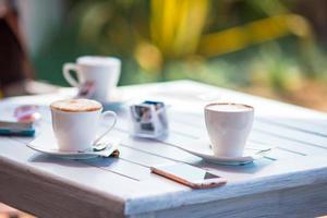 hora do almoço, xícara de café na mesa no restaurante ao ar livre foto