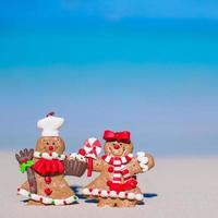 close-up de biscoitos de gengibre de natal em uma praia de areia branca foto