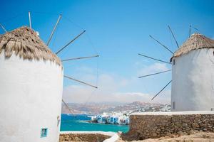 vista famosa dos moinhos de vento gregos tradicionais na ilha de mykonos ao nascer do sol, cyclades, grécia foto