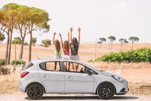 viagem de carro de verão e jovem família de férias foto