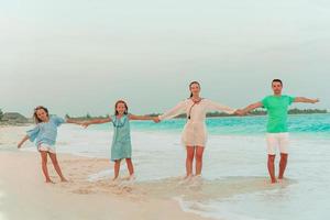 jovem família de férias se diverte muito foto