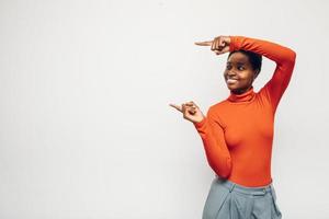 pessoa de mulher negra vestindo uma camisa vermelha em um fundo branco foto