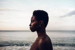 retrato de uma mulher negra ao ar livre foto