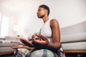 mulher fazendo yoga em casa foto