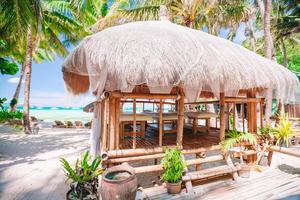 massageie o pavilhão exótico na praia tropical foto