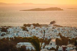 belo pôr do sol colorido da incrível cidade grega mykonos foto