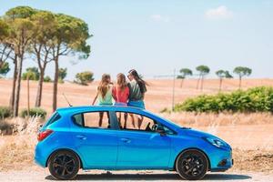 viagem de carro de verão e jovem família de férias foto