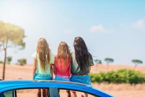 viagem de carro de verão e jovem família de férias foto