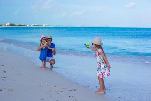 menina brincando com a família durante as férias no Caribe foto