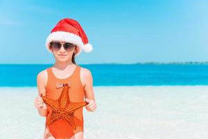 garoto na praia nas férias de natal foto