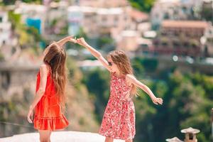adoráveis meninas num dia quente e ensolarado de verão na cidade de positano, na itália foto