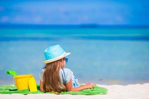 Jogo Engraçado Da Menina Enterrado Em óculos De Sol De Sorriso Da Areia Da  Praia Foto de Stock - Imagem de sunglasses, ensolarado: 35454010