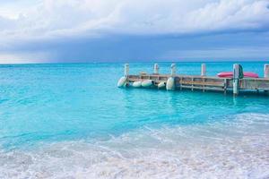 praia perfeita com cais na ilha do caribe em turks e caicos foto