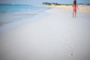 pegadas humanas na praia de areia branca foto