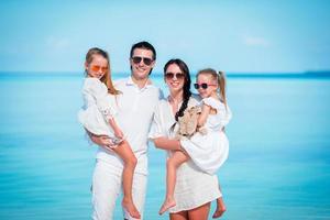 jovem família de férias na praia tropical foto