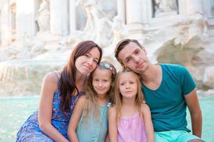 retrato de família na fontana di trevi, roma, itália. foto