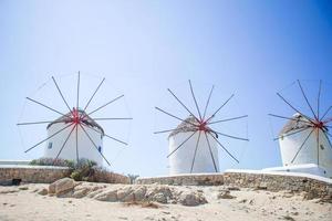 vista famosa dos moinhos de vento gregos tradicionais em mykonos foto