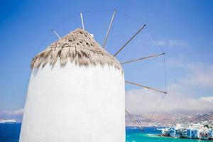 antigos moinhos de vento tradicionais sobre a cidade de mykonos. foto