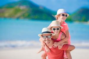 pai e filhos na praia foto