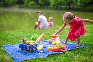 adorável menina divirta-se no piquenique foto