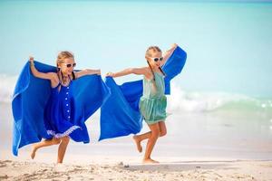 meninas se divertindo aproveitando as férias na praia tropical foto