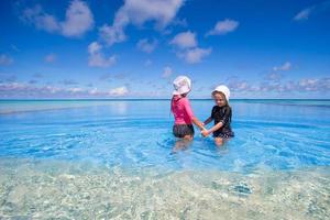 adoráveis meninas se divertindo na piscina nas férias de verão foto