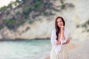 jovem mulher bonita na praia tropical branca. foto