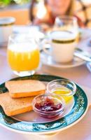 café da manhã saudável na mesa de perto no restaurante resort ao ar livre foto