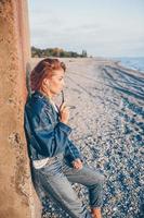 retrato de moda ao ar livre de mulher elegante na praia. foto