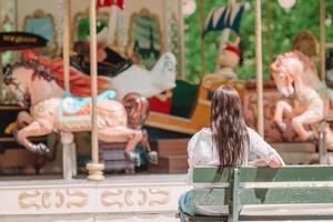 mulher bonita perto do carrossel ao ar livre em paris foto